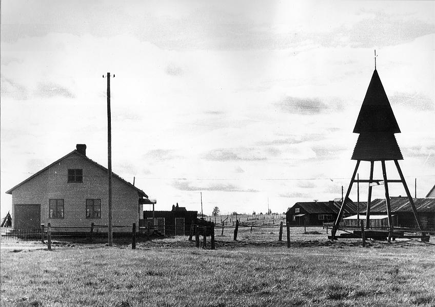 Lainio 06 A.jpg - Bönhuset, byggt 1942 - 46. Klockstapeln byggd 1957.
